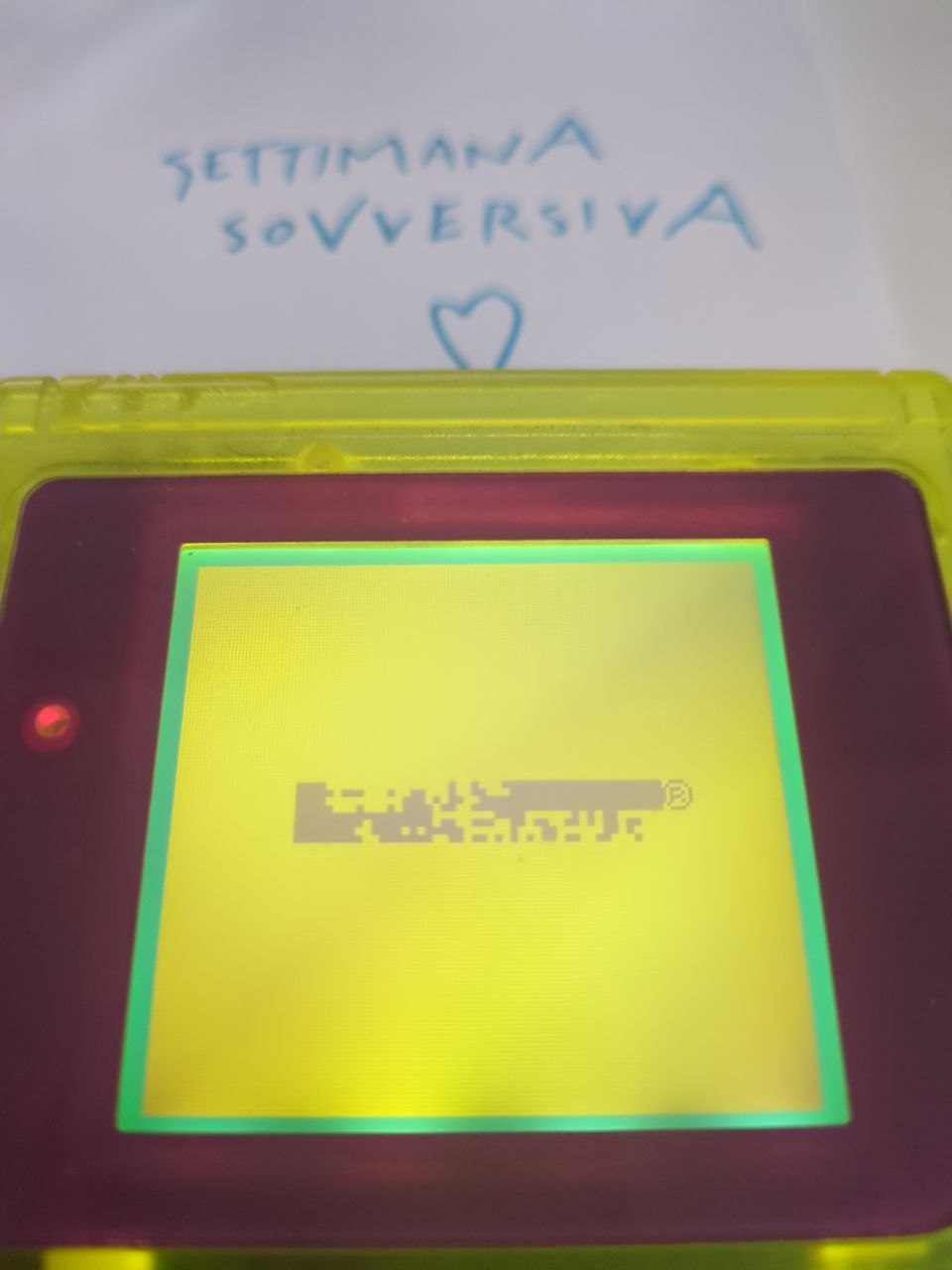 un logo glitchato